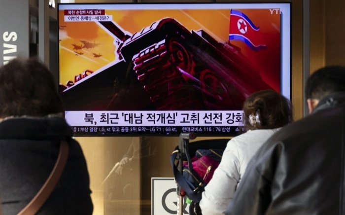 Zuschauer in einem Sender in Seoul verfolgen einen Nachrichtenbeitrag über den jüngsten nordkoreanischen Raketenstart. Foto: epa/Jeon Heon-kyun