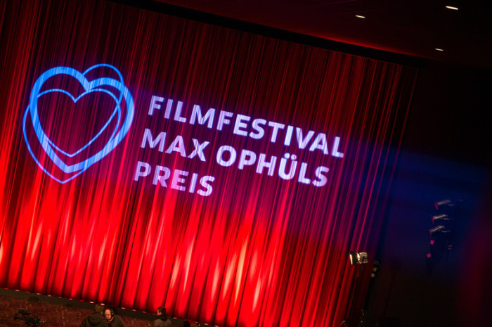 Das Logo des Filmfestivals Max Ophüls Preis wird vor dem Eröffnungsfilm auf einen Kinovorhand projiziert. Foto: Oliver Dietze/dpa