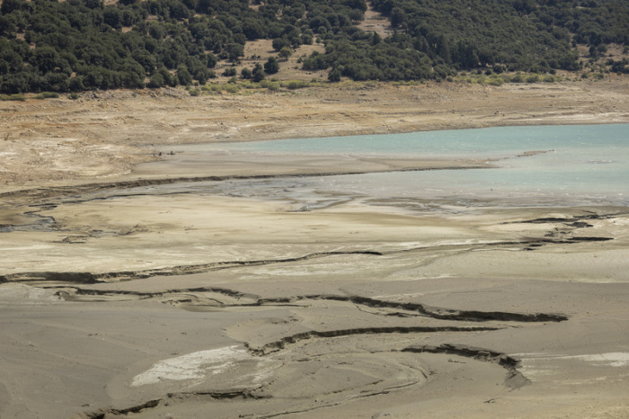 Der niedrige Wasserstand des Mornos-Stausees in Griechenland legt Teile eines einst überfluteten Dorfes frei. Anhaltende Trockenheit verschärft die Folgen des Klimawandels. Foto: Socrates Baltagiannis/dpa