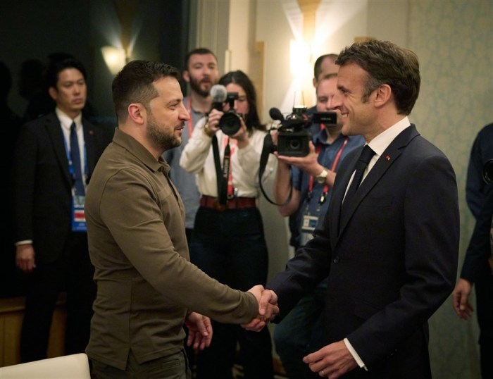 Der ukrainische Präsidialpressedienst zeigt den ukrainischen Präsidenten Volodymyr Zelensky (L) mit Frankreichs Präsident Emmanuel Macron (R). Foto: epa/Ukrainischer PrÄsidentieller Pressedienst
