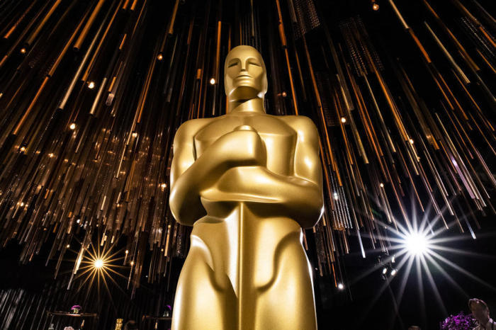 Eine goldfarbene Oscar-Statue steht im Ray Dolby Ballroom in Hollywood. Foto: epa/Etienne Laurent