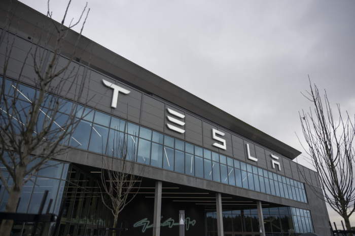 Über dem Eingang der Tesla Fabrik «Gigafactory Berlin-Brandenburg» steht der Schriftzug «Tesla». Foto: Christophe Gateau/dpa