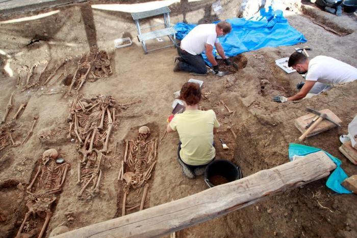 Archäologen arbeiten an der Identifizierung der sterblichen Überreste, die in einem Massengrab aus der Zeit des Spanischen Bürgerkriegs (1936-1939) in Jimena de la Frontera gefunden wurden. Foto: epa/A.carrasco Ragel