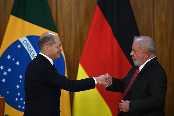 Der Präsident von Brasilien, Luiz Inácio Lula da Silva (R), mit Bundeskanzler Olaf Scholz. Foto: epa/Andre Borges