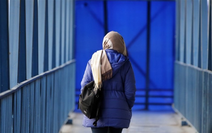Eine Frau aus dem Iran geht auf einer Fußgängerbrücke in Teheran. Archivfoto: epa/ABEDIN TAHERKENARE