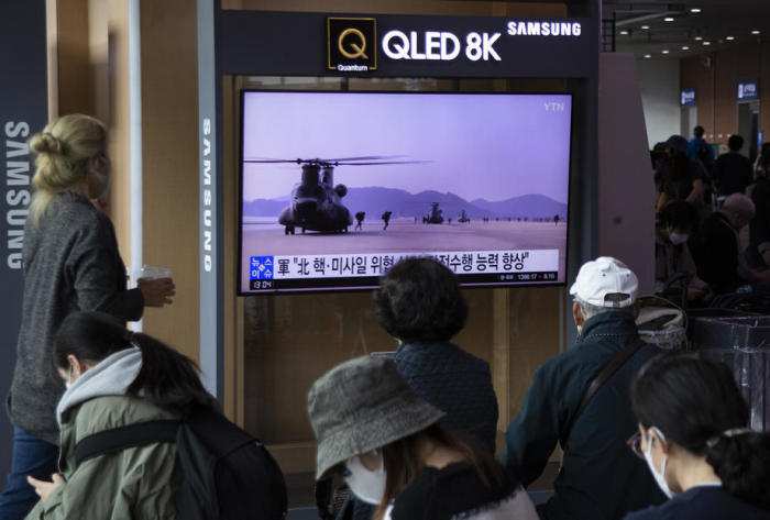 Leute sehen sich die Nachrichten in einem Bahnhof in Seoul an. Foto: epa/Jeon Heon-kyun