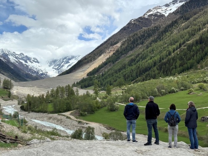 Besucher blicken auf die Geröllmassen im Lötschental, wo einst das Dorf Blatten mit 300 Einwohnern stand. Foto: dpa/Christiane Oelrich