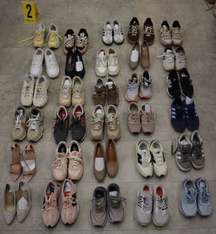 Polizei entdeckte bei Durchsuchung im Bezirk Baden 170 Paar Damenschuhe, vor Wohnungstüren gestohlen worden sein sollen Foto: Unbekannt/Lpd NÖ/apa/dpa