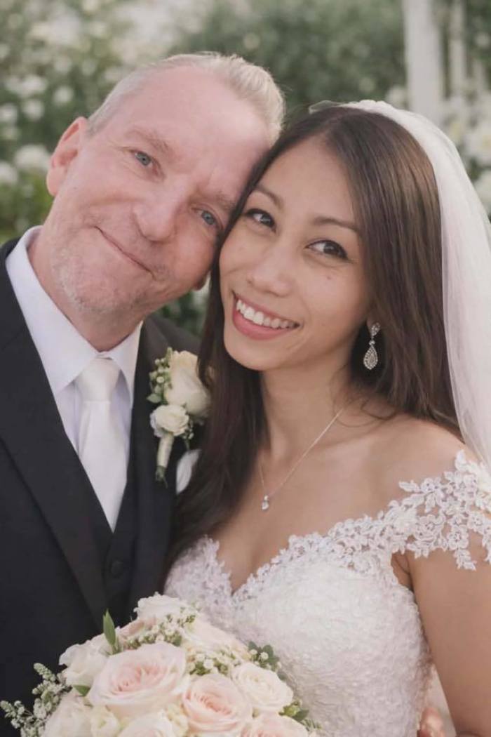 Guido und Por geben sich nach acht gemeinsamen Jahren das Jawort und feiern ihre Hochzeit im Kreis von Freunden und Wegbegleitern. Bild: privat