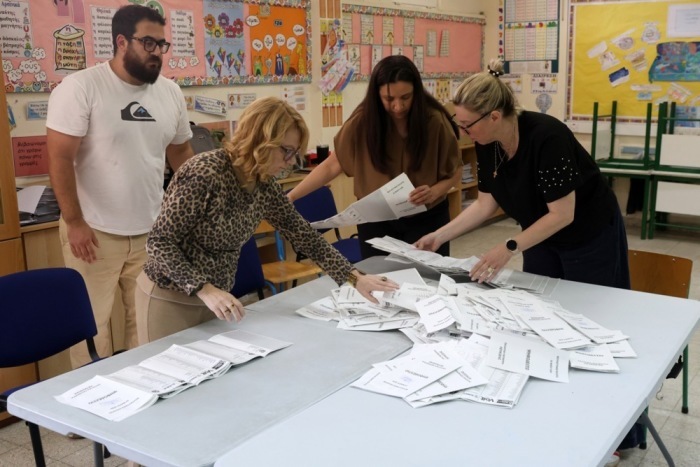 Wahlhelfer zählen Stimmen bei der Parlamentswahl in Nikosia. Die Zyprer bestimmen ein neues Parlament für fünf Jahre. Foto: epa/George Christoforou