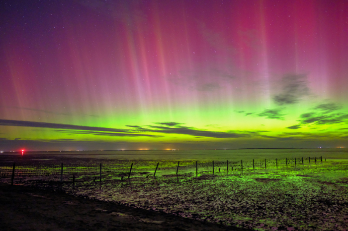 Polarlichter sind am Himmel über Schillig (Kreis Friesland) zu sehen. Foto: Markus Hibbeler/dpa