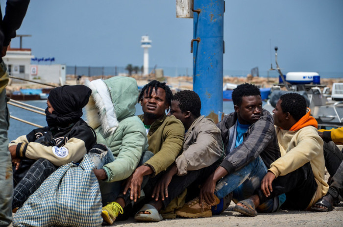 Migranten, die von der tunesischen Marine-Nationalgarde im Mittelmeer abgefangen wurden, warten im Hafen. oto: Hasan Mrad/IMAGESLIVE via ZUMA Press Wire/dpa