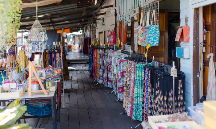 Blick über den Holzsteg mit Läden, Textilien, Souvenirs und kleinen Werkstätten am Khlong Bang Luang. Foto: Bangkok Click Studio/Adobe Stock