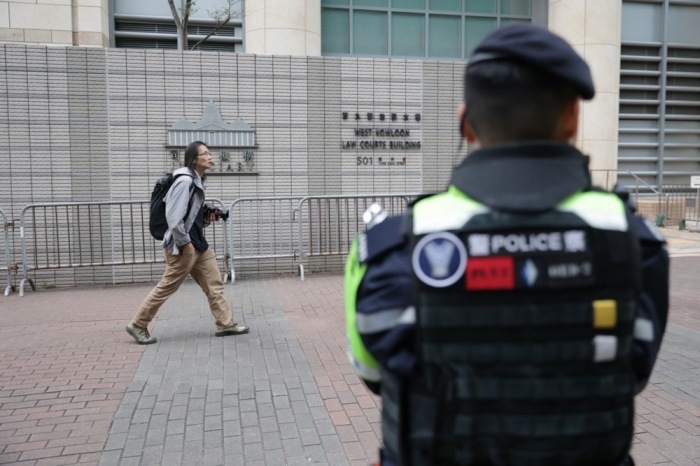 Polizisten sichern das West Kowloon Law Courts Building zum Prozessauftakt gegen die Hong Kong Alliance in Support of Patriotic Democratic Movements of China. Foto: EPA/May James