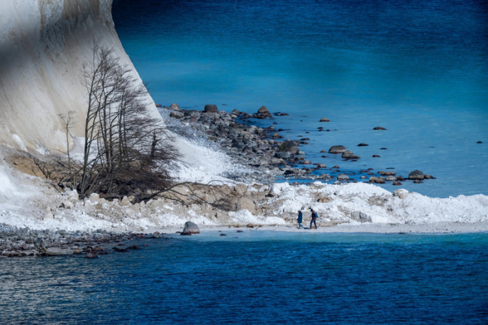 Blick auf den Strand im Nationalpark Jasmund auf Rügen nach einem Kreideklippenabbruch an der Steilküste. Weitere Küstenabbrüche wurden dort zuletzt registriert. Foto: dpa/Stefan Sauer