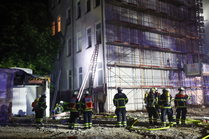Einsatzkräfte der Hamburger Feuerwehr sind bei einem Brand in einem Hotel in der Nähe des Hauptbahnhofs im Einsatz. Foto: Bodo Marks/dpa