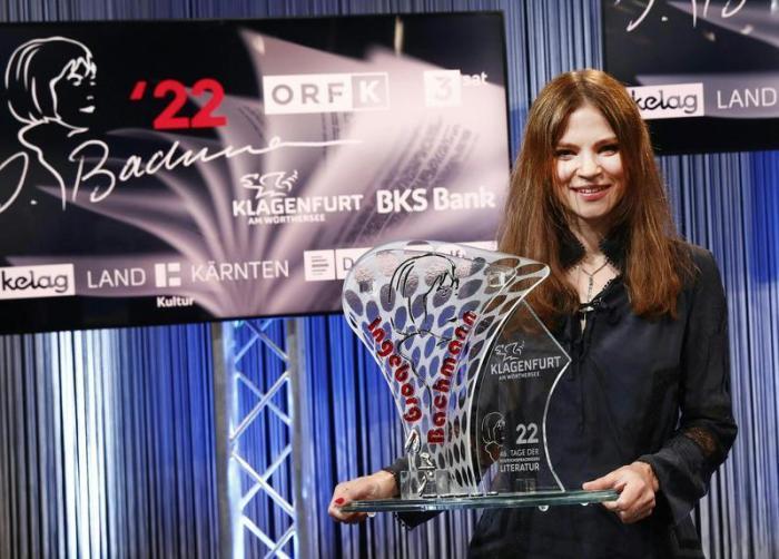 Ana Marwan, Schriftstellerin aus Slowenien und Gewinnerin des diesjährigen «Bachmann-Preis» hält ihre Auszeichnung nach der Verleihung. Foto: Gert Eggenberger/Apa/dpa