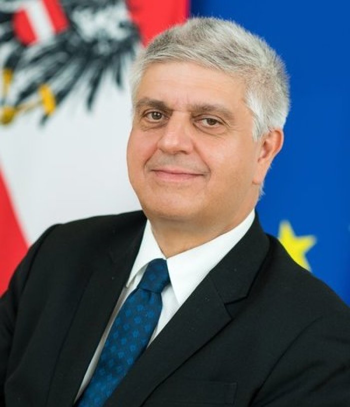 Österreichs Botschafter Wilhelm M. Donko verabschiedet sich nach mehr als 35 Jahren im diplomatischen Dienst in den Ruhestand. Zum Abschied sprach er mit DER FARANG über seine spannende Laufbahn. Foto: Österreichische Botschaft In Thailand