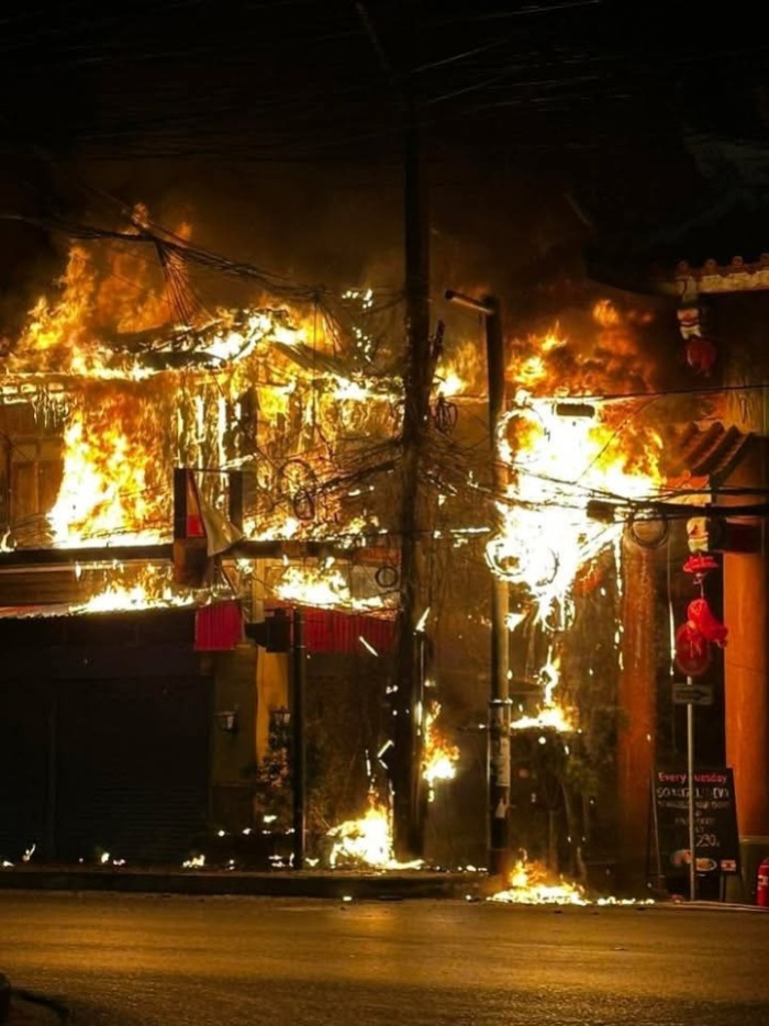Flammen erfassen in der Nacht große Teile des Gebäudes und breiten sich rasch über die gesamte Anlage aus. Fotos: R.J.