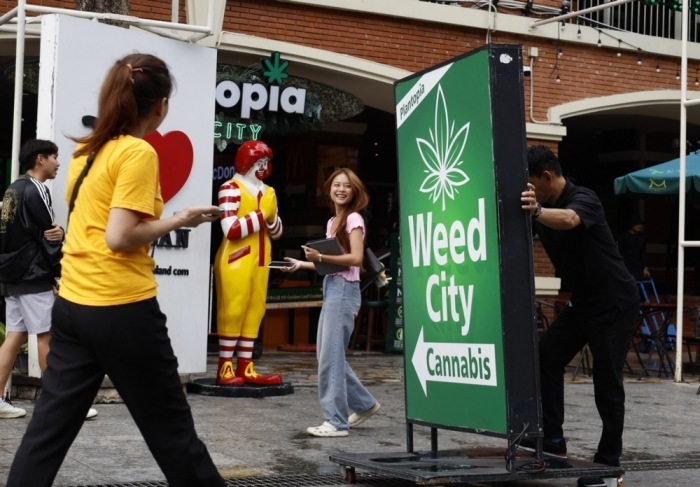 Cannabisgeschäfte entlang der Khaosan Road in Bangkok verkaufen trotz verschärfter Vorschriften weiterhin Gras. Foto: epa/Narong Sangnak
