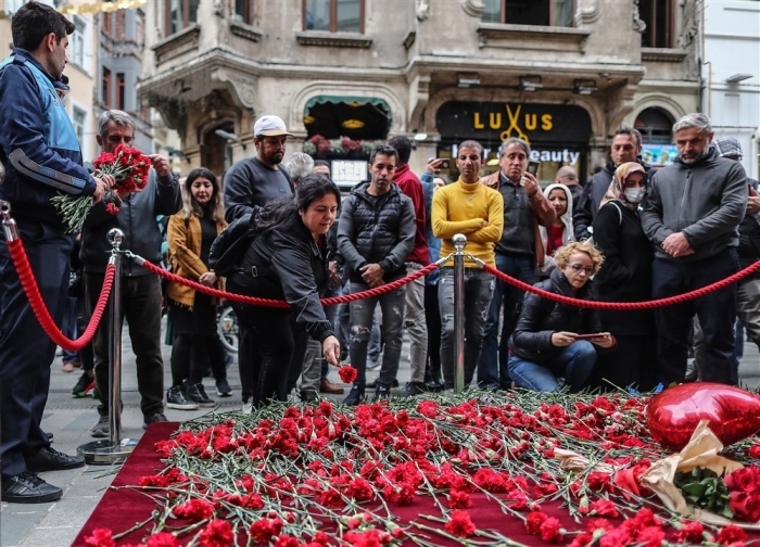 Menschen legen Blumen am Ort der tödlichen Explosion vom Vortag in der Istiklal-Straße in Istanbul nieder. Foto: epa/Erdem Sahin