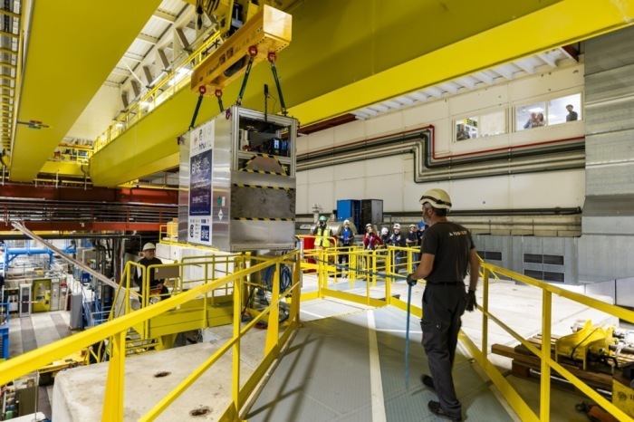 Techniker bringen eine transportable Antimateriefalle in die Antimateriefabrik am CERN in Meyrin bei Genf. Foto: epa/Salvatore Di Nolfi