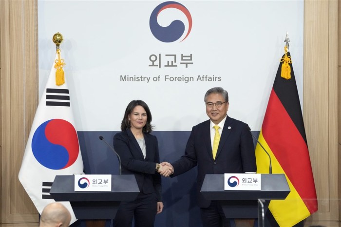 Die deutsche Außenministerin Annalena Baerbock (L) schüttelt dem südkoreanischen Außenminister Park Jin die Hand. Foto: EPA-EFE/Lee Jin-man
