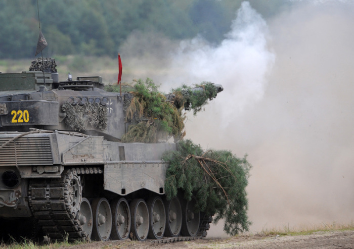 Ein Panzer Leopard 2A6 des Panzerlehrbataillones 93 der Bundeswehr schießt während eines Ausbildungsschießens auf dem Truppenübungsplatz Oberlausitz. Foto: Ralf Hirschberger/dpa-zentralbild/dpa