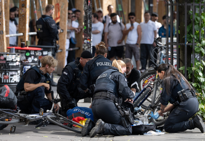 Polizei und Rettungskräfte sind nach einem Zwischenfall am Frankfurter Hauptbahnhof im Einsatz. Ein verletzter Mann wird auf dem Bahnhofsvorplatz versorgt. Foto: dpa/Boris Roessler