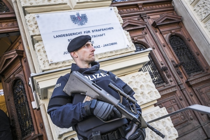Österreichische Polizeibeamte stehen vor dem Landesgericht. Foto: epa/Hoffmann