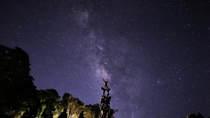 Die Milchstraße leuchtet hell über der Skulptur im Mae Fah Luang Garden, fern von störender Lichtverschmutzung. Foto: Mae Fah Luang Foundation