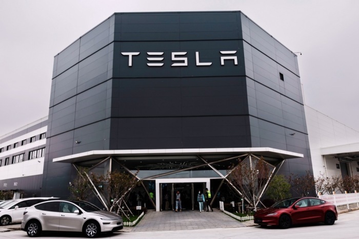 Menschen betreten bei einem organisierten Besuch die Tesla-Gigafactory in Shanghai. Foto: EPA/Alex Plavevski
