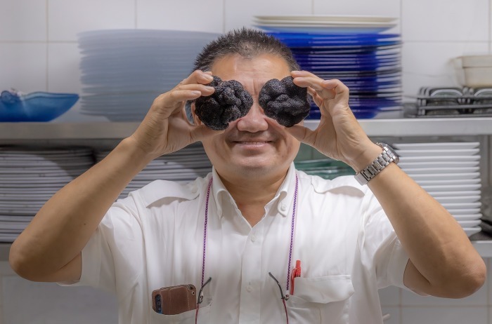 Chef Pascal präsentiert im Restaurant Casa Pascal in Süd-Pattaya frische Trüffel, die derzeit in einer Auswahl besonderer Gerichte verarbeitet werden. Foto: Casa Pascal