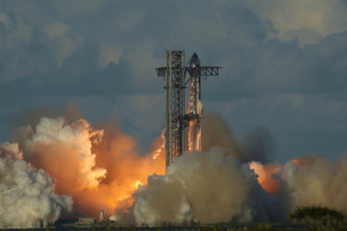 Die Mega-Rakete Starship von SpaceX startet bei einem Testflug von der Starbase in Texas. Foto: AP/dpa/eric Gay