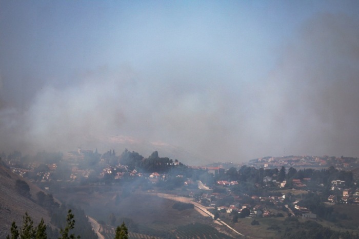 Brand im Norden Israels nach Raketenangriffen aus dem Libanon. Foto: epa/Atef Safadi