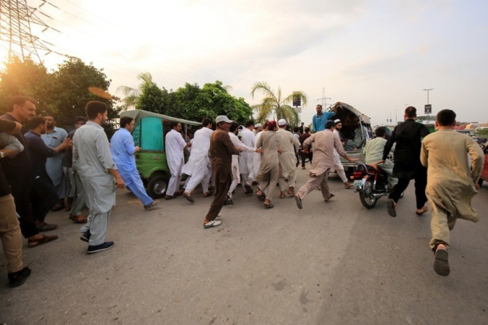 Eine wütende Menge hat in Pakistan mehrere Kirchen angegriffen. Foto: epa/Arshad Arbab