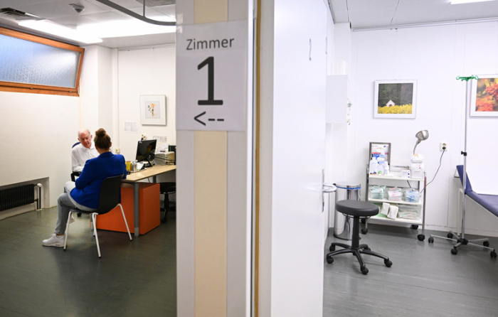 Ein Arzt spricht in einer Bereitschaftspraxis mit einer Patientin. Digitale Anwendungen und KI verändern zunehmend den medizinischen Alltag. Foto: dpa/Bernd Weißbrod