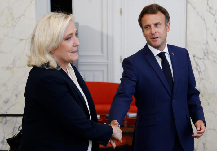Die Vorsitzende der rechtsextremen Rassemblement National (RN) und Parlamentsabgeordnete Marine Le Pen (L) schüttelt Frankreichs Präsident Emmanuel Macron (R) nach Gesprächen im Elysee-Palast in Paris die Hand. Foto: epa/Ludovic Marin