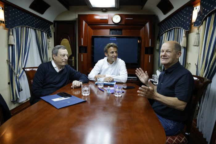 Mario Draghi (l-r), Ministerpräsident von Italien, Emmanuel Macron, Präsident von Frankreich, und Bundeskanzler Olaf Scholz (SPD), reisen von Polen aus mit dem Zug nach Kiew. Foto: Ludovic Marin