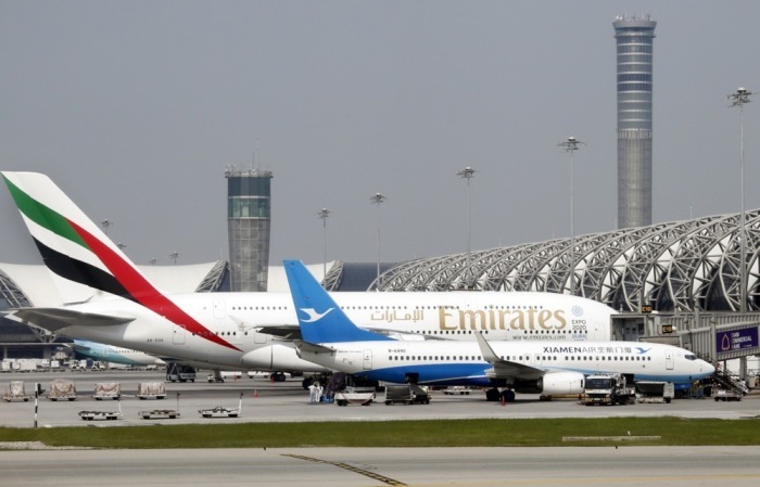 Eine Maschine der Fluggesellschaft Emirates am Flughafen Suvarnabhumi in Bangkok. Die Airline reduzierte ihre Sitzplatzkapazität auf der Strecke Dubai–Bangkok um 20 Prozent. Foto: epa/Barbara Walton