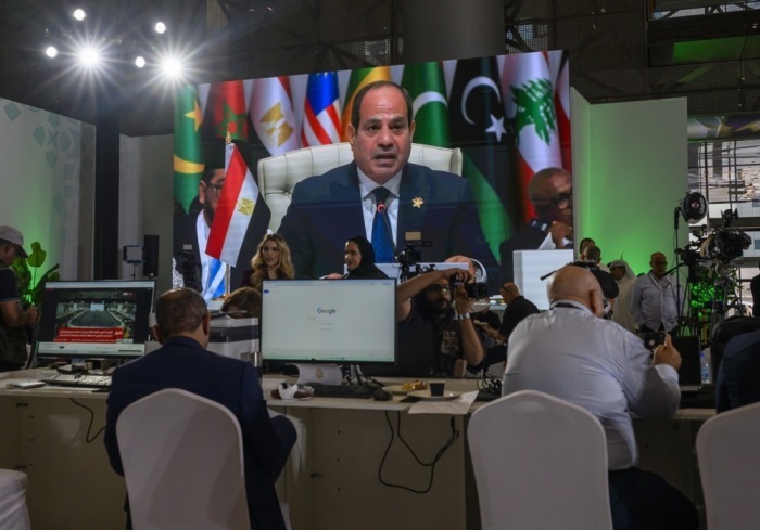 Journalisten verfolgen im Medienzentrum eine Rede von Ägyptens Präsident al-Sisi beim arabisch-islamischen Notgipfel in Doha. Foto: epa/Noushad Thekkayil