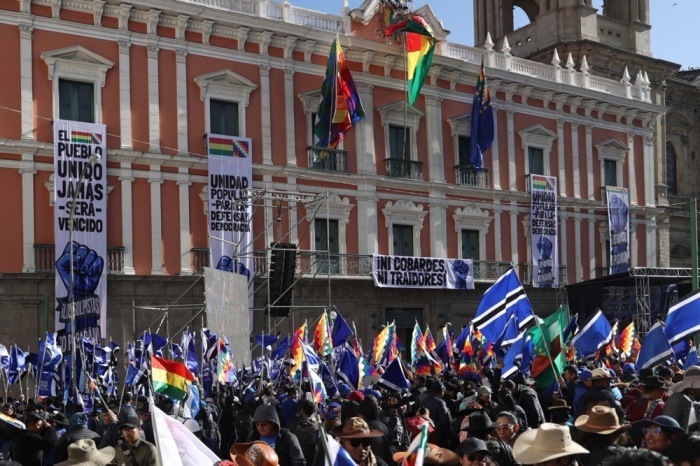 Bolivianische Gewerkschaftsmitglieder versammeln sich, um ihre Unterstützung bei einem Marsch für den bolivianischen Präsidenten Luis Arce in La Paz zu zeigen. Foto: epa/Luis Gandarillas