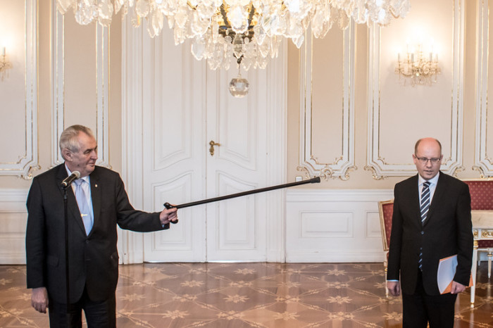  Tschechiens Präsident Milos Zeman (l.) und der sozialdemokratische Regierungschef Bohuslav Sobotka. Foto: epa/Martin Divisek