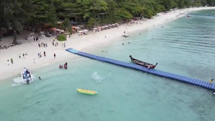 Ein schwimmender Steg verbindet Boote mit dem Strand und erleichtert Gästen den Zugang zum Nationalpark. Bild: Department of National Parks, Wildlife and Plant Conservation (DNP)