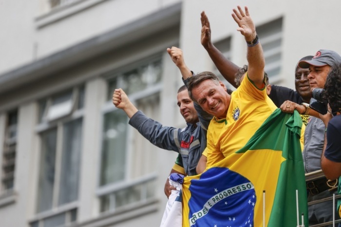 Jair Bolsonaro, ehemaliger brasilianischer Präsident, begrüßt seine Anhänger bei einer Kundgebung in Sao Paulo. Foto: epa/Sebastiao Moreira