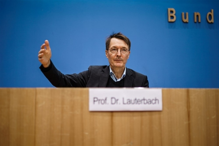 Der deutsche Gesundheitsminister Karl Lauterbach schaut während einer Pressekonferenz zu. Foto: epa/Clemens Bilan