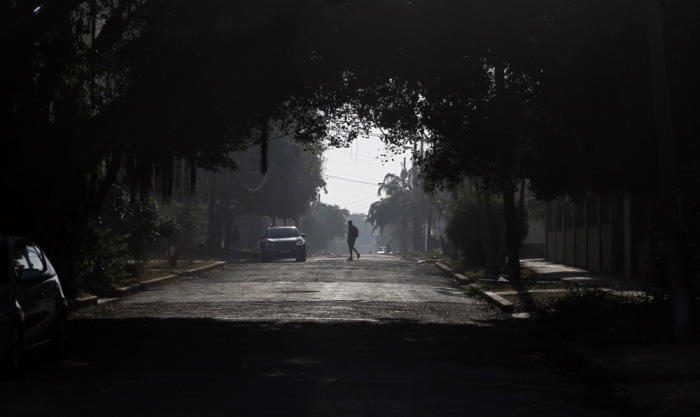 Ein Passant läuft durch eine Straße in Havanna. Wegen ausbleibender Treibstoffimporte über drei Monate hat Präsident Díaz-Canel einen Notplan ausgerufen. Foto: EPA/Ernesto Mastrascusa