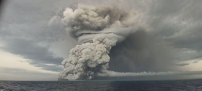 Über dem Vulkan Hunga Ha'apai steigt in nordöstlicher Richtung eine große Asche-, Dampf- und Gaswolke bis in eine Höhe von 18-20 km über dem Meeresspiegel auf. Foto: Tonga Geological Services