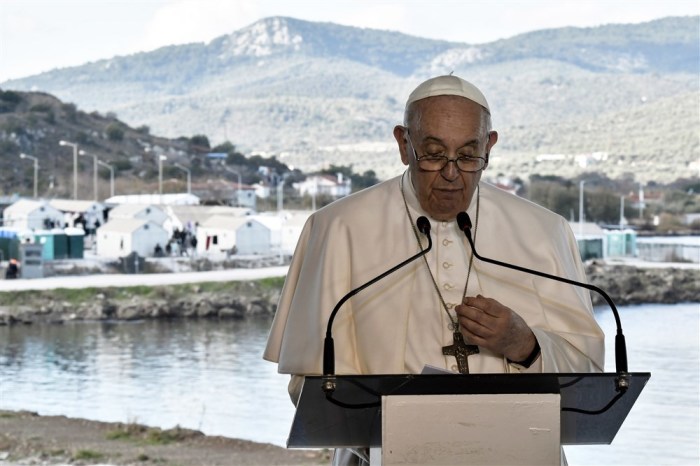 Pope Francis in Mytilene auf der Insel Lesbos. Foto: epa/Louisa Gouliamaki / Pool