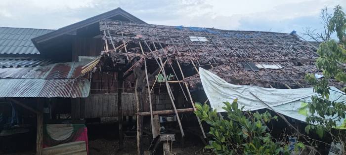 Starke Böen deckten Teile eines Wohnhauses im Bezirk Phrao ab und hinterließen erhebliche Schäden an der Dachkonstruktion. Bild: PR Chiangmai